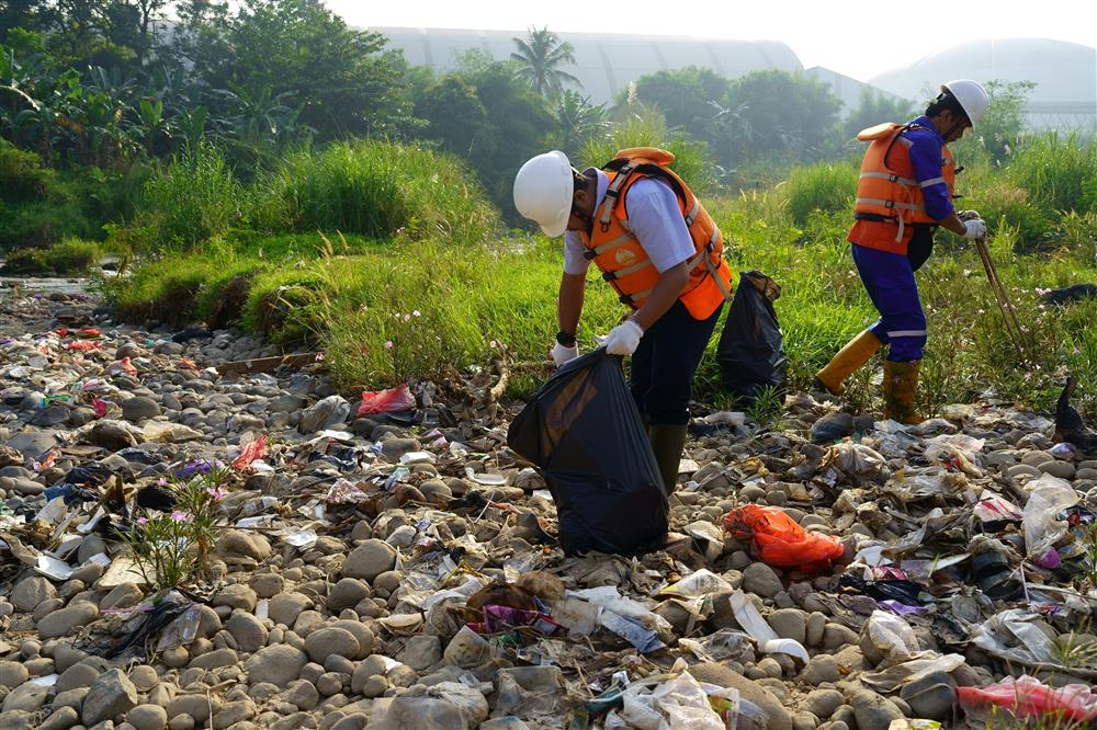 Pembersihan Sampah di Sungai Cileungsi